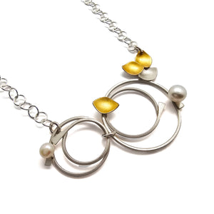 Circle Petal and Pearl Necklace