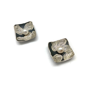 Etched Pearl Square Studs-Earrings-So Young Park-Pistachios